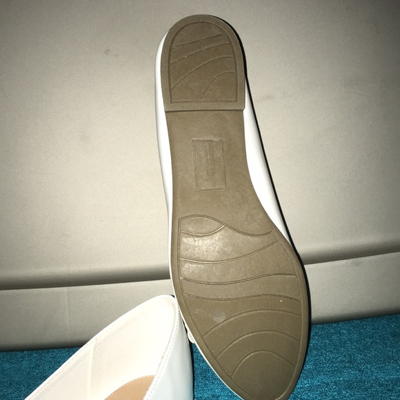 🌵🌹Gorgeous NWT comfortable shoes white flats - Picture 2 of 3